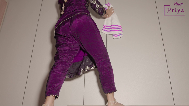 Your Priya: Vänens styvmamma lär analsex efter het massage, hon faller under...