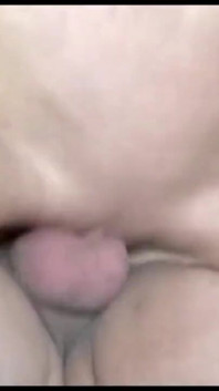 Piccola bionda tatuata lecca la figa e scopa