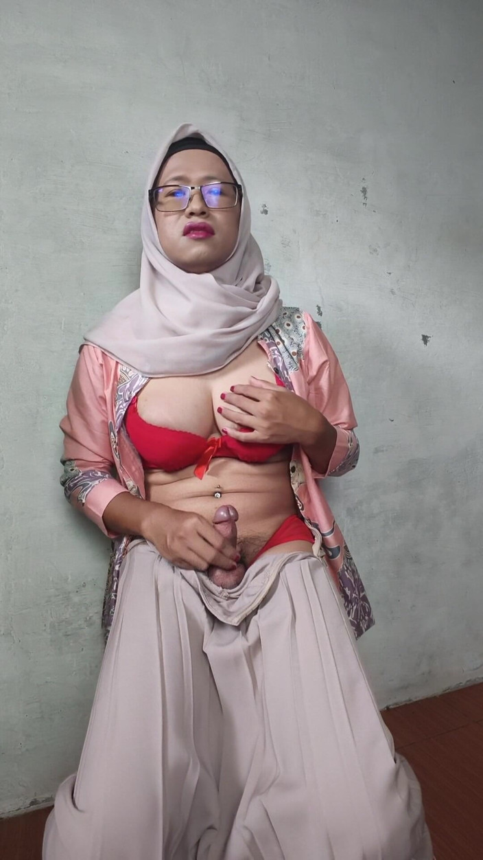 Mitha Zhe: La tettona trans con il velo si masturba