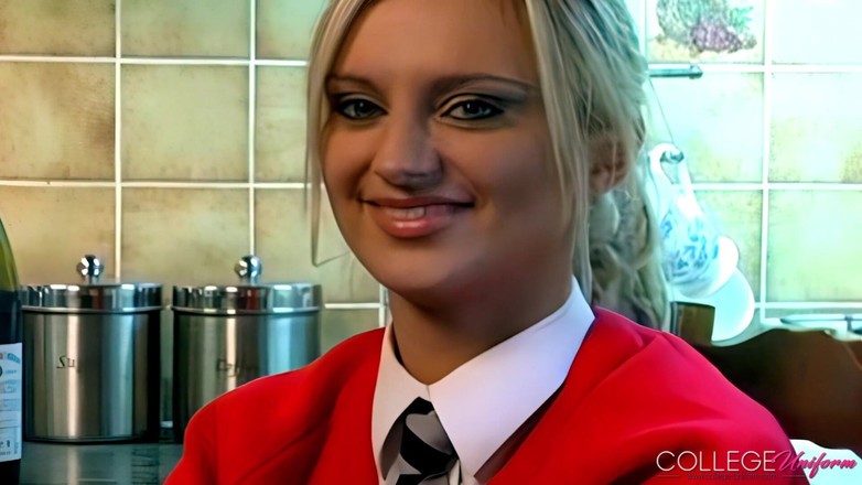 College Uniform: Meklaina इंटरव्यू meklaina की विशेषता है