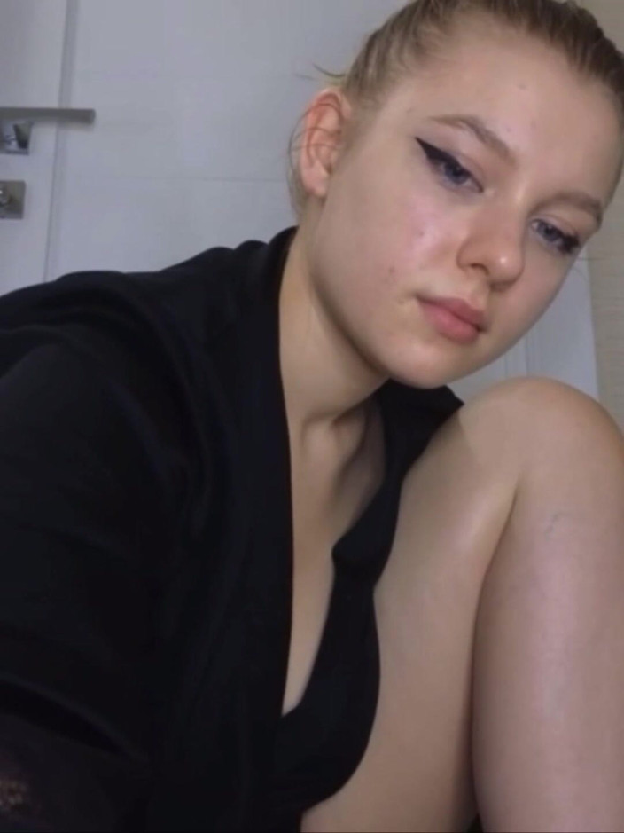 JuiceLussie: Första gången anal fingersättning