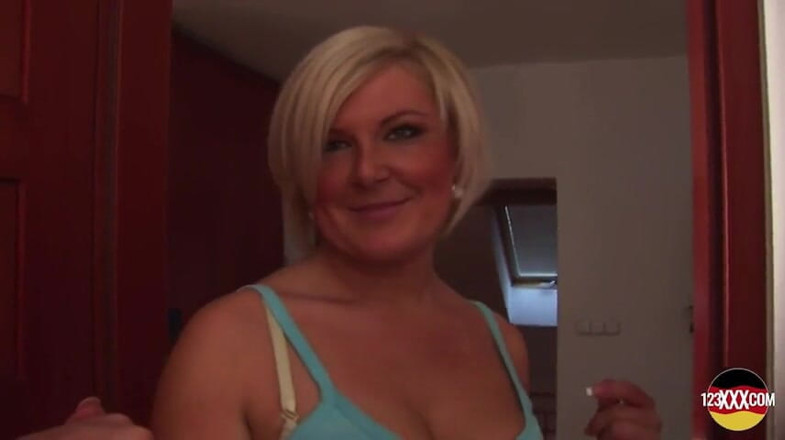 123XXX - 100% Amateurs: Knubbig blond slampa knullar en fet kuk från Tyskland