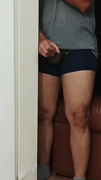 Le doy a mi hermanastra un masaje en su habitación y 2 minutos después me está chupando la polla.