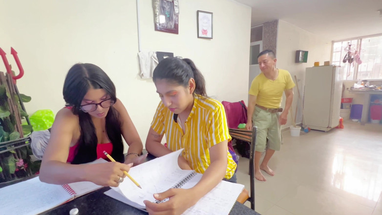 Lady: Viejo verde pervertido se folla a las dos estudiantes universitarias...