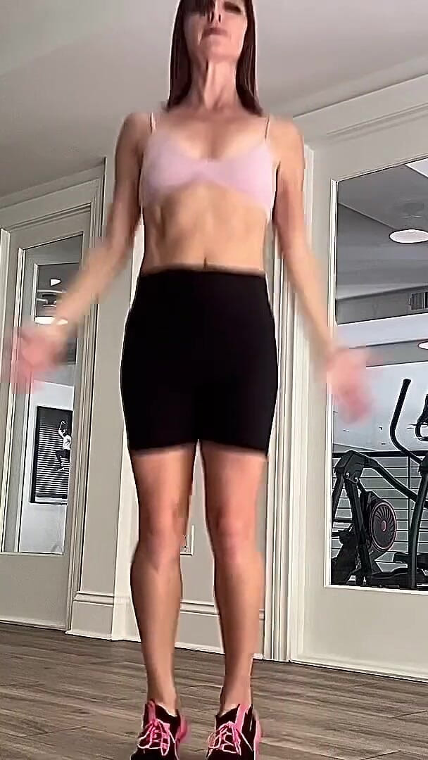 Elaina Button: Awek gim kurus cergas menunjukkan ototnya kepada awak dan bersenam