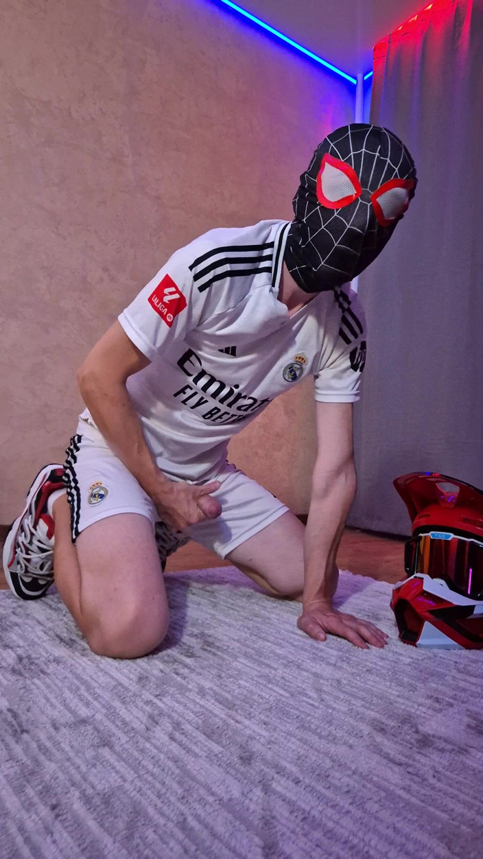 Sneakersmax98: Genç örümcek adam Osiris spor ayakkabısının her yerine boşalıyor