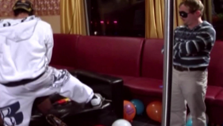 German Amateur Videos: Німецькі красуні-стриптизерки смокчуть член на вечірці