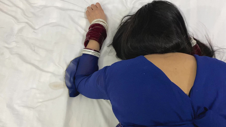 Desifilmy45: Văzând pula neagră și groasă a tatălui vitreg, fata virgină s-a...