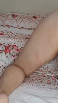 Mijn vrouw test mijn hongerige kontgaatje met een zwarte kontplug. Ze neukt me terwijl ze een ruige aftrekbeurt geeft
