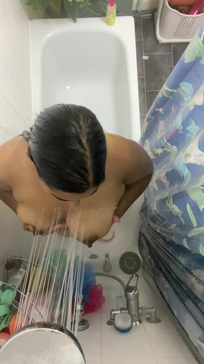 Zozonicoco: シャワーを浴びるぽっちゃり系アジア人