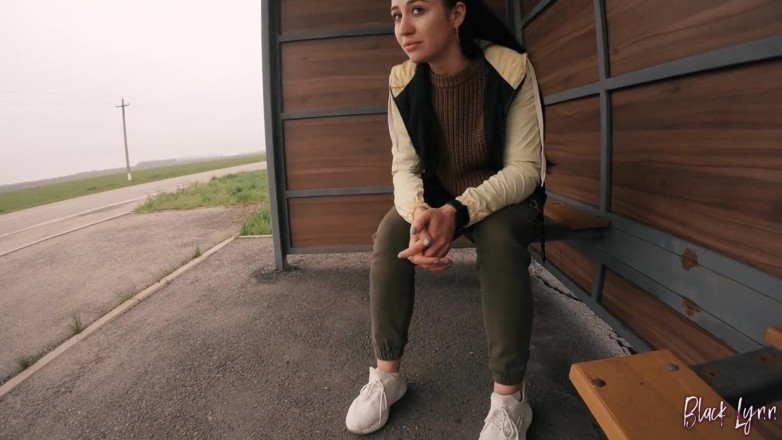 YSP Studio: Riskantní kouření na autobusovém nádraží poblíž silnice - téměř chyceni! - Černá Lynn