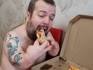 Midget120: Dwerg eet pizza als een varken en komt dan klaar...