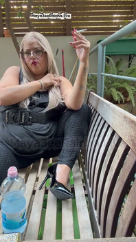 早安女神晨烟打破性感紧身裤在丰满的雷霆大腿和迈克尔科尔斯专利泵