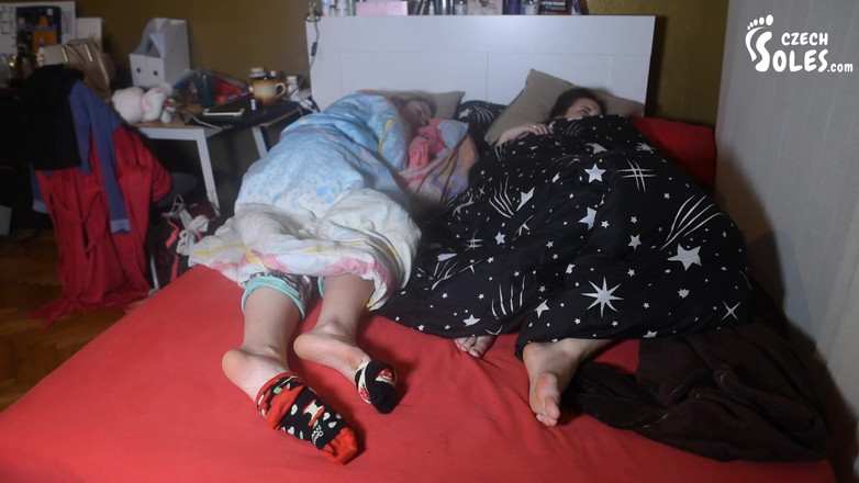 Czech Soles - foot fetish content: Två footsie girls i sängen