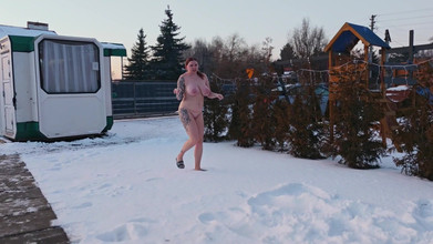 Bastet: Femdom. Două femei țâțoase se pișă goale în zăpadă, apoi fă un...