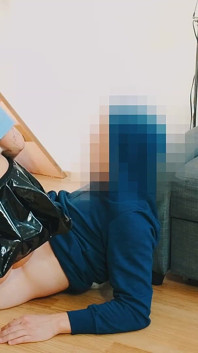 Поліцейська знову приголомшує його