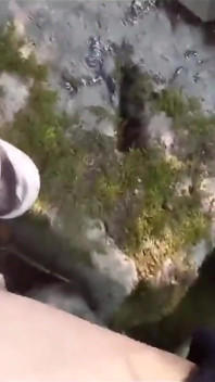 Roztomilý Adidas Chlapec chodí ve freeballu (koule Bez kalhotek Pod jeho kraťasy), Honění jeho ptáka, Ejakulace jeho mrdky na skále