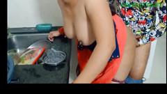 Sexy Komal: 里面的女仆正在洗器皿，房子的主人