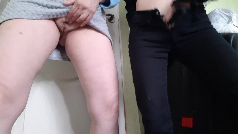 Lesbian-illusion: Saat tukang reparasi sedang melakukan renovasi di kamar sebelah, aku...