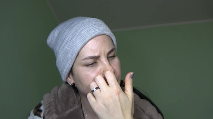 Anna Sky: Anna si gela e raccolta il suo naso in un...