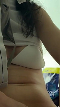 Femme Latine Aux Gros Culs Se Masturbe En Sentant Le Soutien-gorge De La Meilleure Amie De Sa Copine