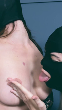 Duas milfs em Nylon Balaclava