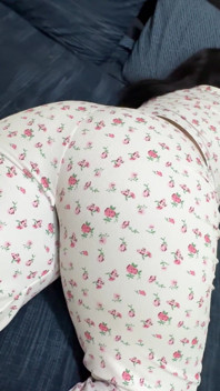 mörkhyad styvsyrran ville gosa men step bro utnyttjade hålet i sin pyjamas