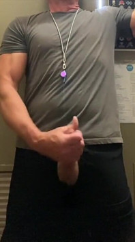 Jockdad87 在设备壁橱 agaion 中卸载他的精液