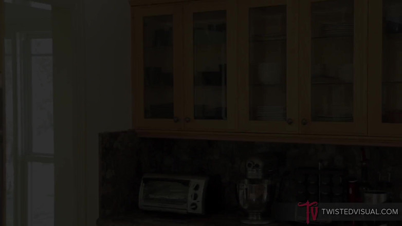 Twisted Visual: Asyalı ateşli kız iki büyük ve şişman zenci yarağı alıyor
