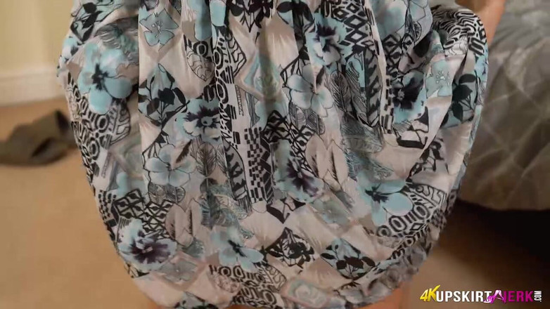 SkirtJerk: Laura - spielt mit