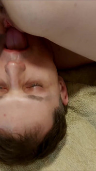 Meisje neukt zijn gezicht en komt klaar in zijn mond, femdom op gezicht zitten, sperma voedend, schuddend orgasme