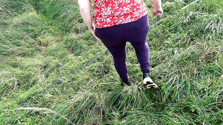 Bouncy Tits Action: पोर्च पर पैर फैलाए और ब्रश से चुदाई की