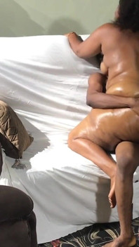 Un jeune mec baise ma première femme pendant que je filme