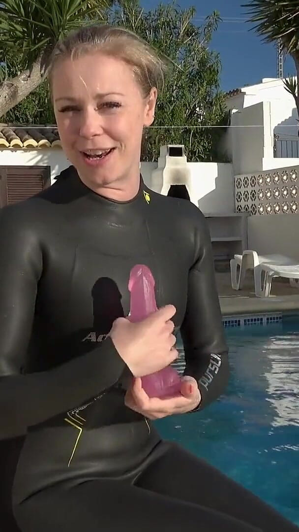 UKCuteGirl Lucy Lauren: Våtdräkt under vattnet dildo avsugning - neopren maskerad sug slampa