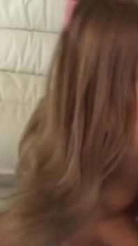 Dvě sexy dívky jsou ošukané a pochcané