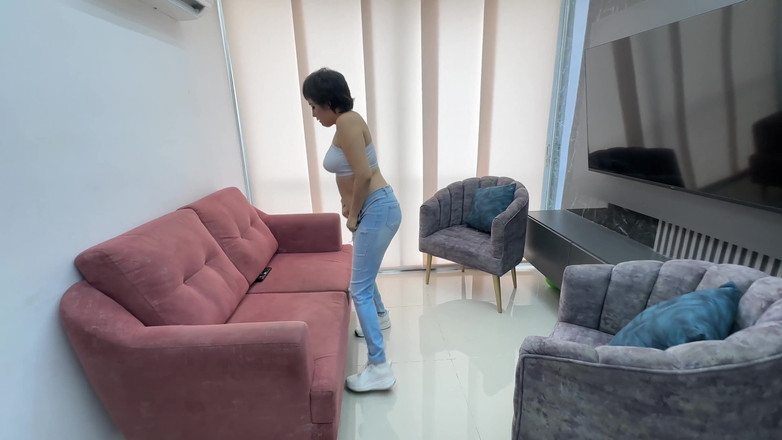 ManuelaAlvarez: Jag hjälper min söta styvsyster att gnugga hennes ben efter...