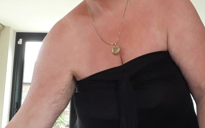 Uk Joolz: Presque pris en flagrant délit... Seins qui tombent