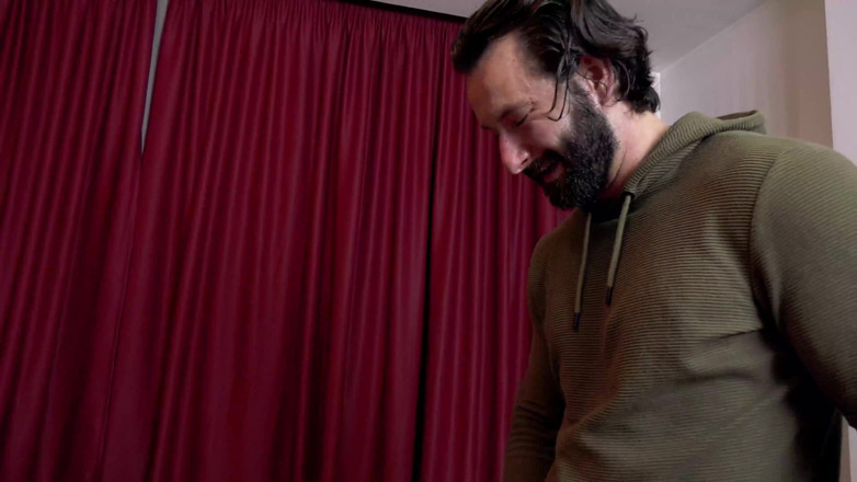 Big Boobs Babe: Selepas parti di ruang tamu - dia mempunyai tanduk raksasa dan...