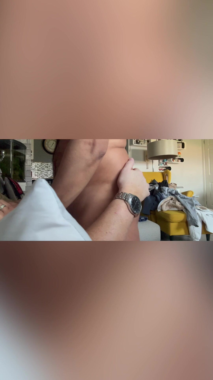 Hot dick in your ass: Viendo porno y masturbándome con mi amigo casado 1