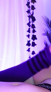 Video gadis perawan dengan sweater perawan ini sambil dudukin kontolnya