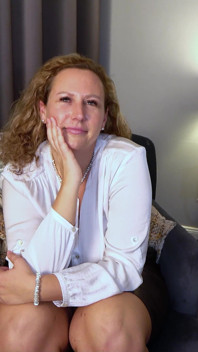 Büyük doğal memeli ve büyük götlü Alman iri güzel kadın kathy deep erkek oyuncu seçmelerinde sikişiyor