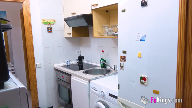 FAKings: Nejlepší zadek v amatérském pornu. Tania Lopez šuká v kuchyni svého...