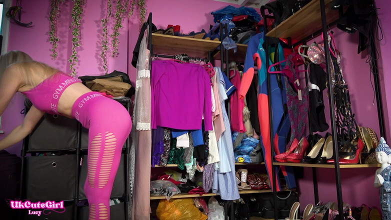 UKCuteGirl Lucy Lauren: Madrastra se cambia de yoga mientras miras