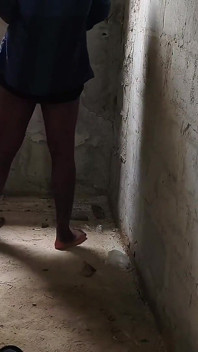Follando ébano grande wasit bussy dentro del baño de un edificio no compensado después de una mamada