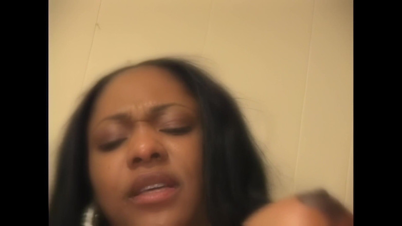 The Dark Side X: Černá bohyně bere velké černé péro jako profesionál