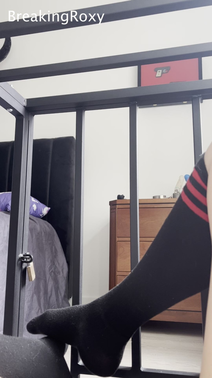 Roxy the Brat: Otrokyně v kleci v ponožkách po kolenou tře nohy o...