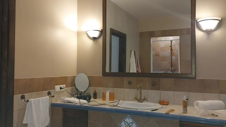 GinnaGg: En Dam Med En Hårig Kropp Öppnade Dörren Till Sitt Badrum