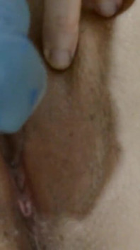 Femeie latino se joacă cu un vibrator