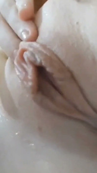 Brunette panas menyemprotkan air di kamar mandi