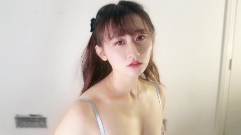 Chloe Lin: La Chica Heterosexual Y Hosca Fue Consolada Por Una Chica...